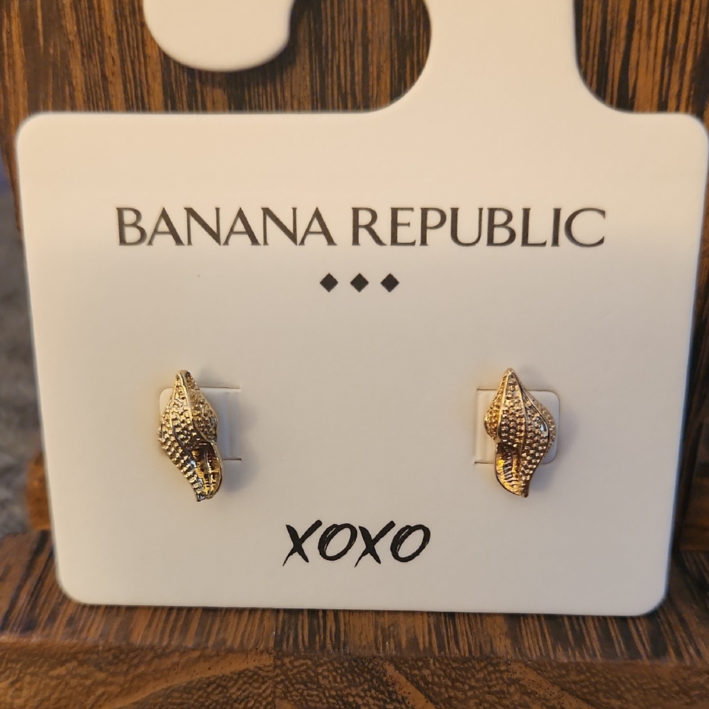 Banana Republic Gold Tone Shell Studs